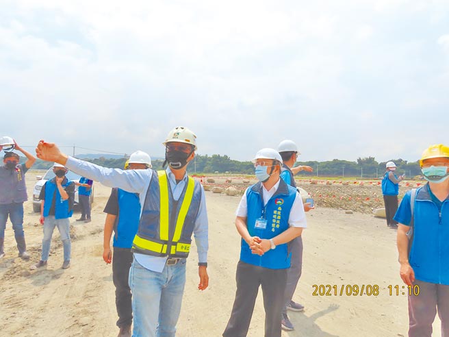 南投县环保局联合稽查鸟嘴潭人工湖污染情形。（南投县环保局提供／廖志晃南投传真）