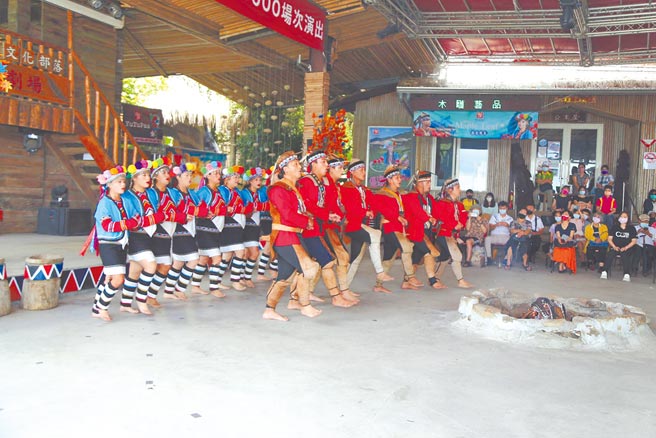 阿里山優遊吧斯園區茅達諾劇團上月舉行第1萬場演出，原期待中秋連假可看到更多遊客，但因疫情再起等原因而泡湯。（嘉縣政府提供／張亦惠嘉縣傳真）