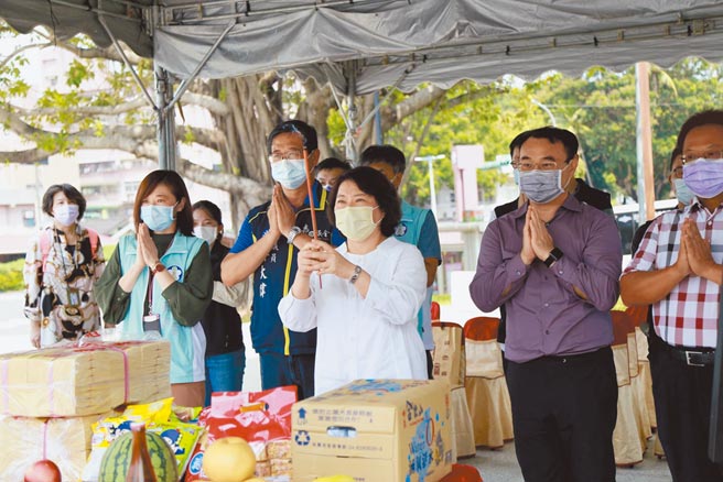 嘉義市旅客服務中心工程開工，市長黃敏惠（右三）上香祈求施工順利。（廖素慧攝）