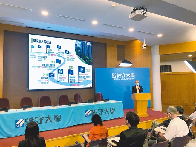 义守大学新生入学线上说明会，校长陈振远化身直播主介绍校园大小事。（义守大学提供／林雅惠高雄传真）