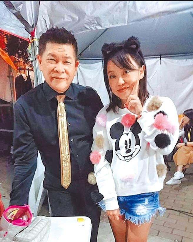 澎恰恰（左）前陣子和佩真合作直播賣泡菜。（摘自臉書）