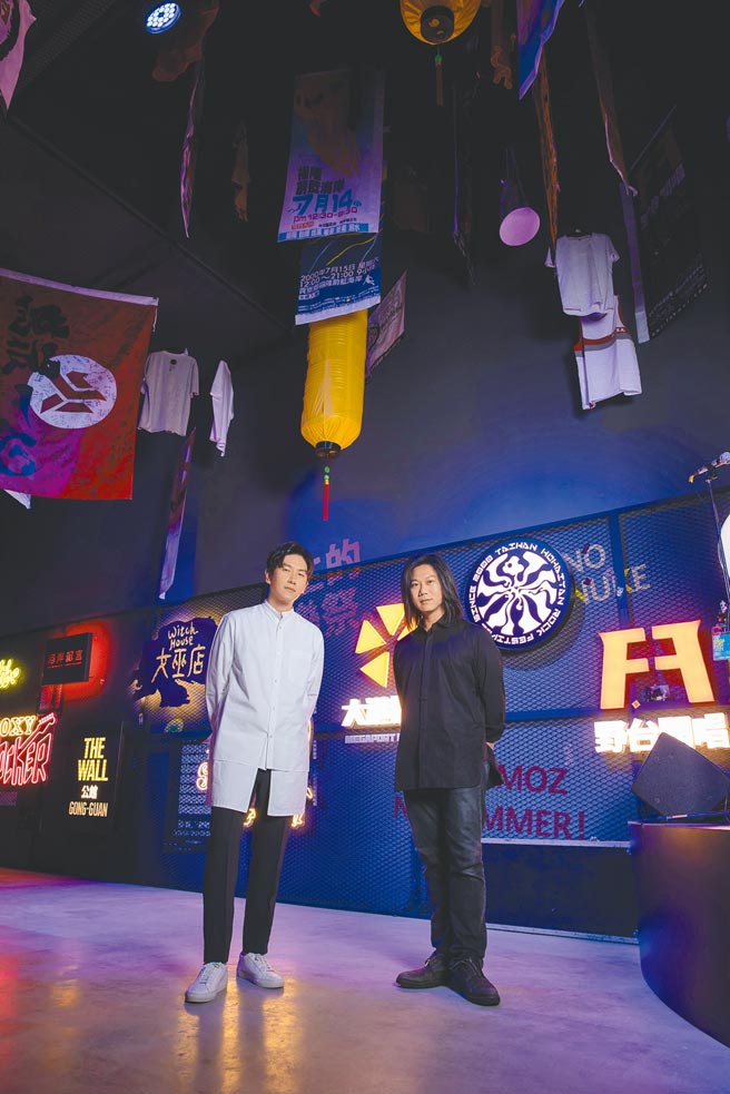 五月天瑪莎（右）擔任北流常設展共同策展人，與梁浩軒一同策展。（臺北市政府文化局提供）