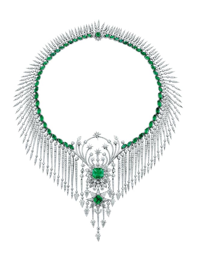 GUCCI祖母綠白金鑲鑽項鍊，約2935萬。（GUCCI提供）