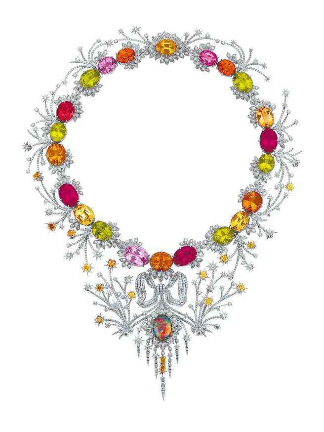 GUCCI彩寶白金鑲鑽項鍊。約3075萬元。（GUCCI提供）