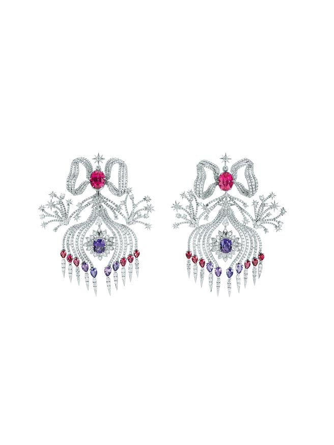 GUCCI淡紫色粉紅色尖晶石白金鑲鑽耳環，約625萬。（GUCCI提供）