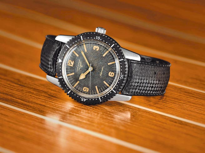 浪琴表於1959年量產民用潛水表，圖為Nautilus Skin Diver骨董表Ref. 6921，採用專利表殼密封Compressor技術。（Longines提供）