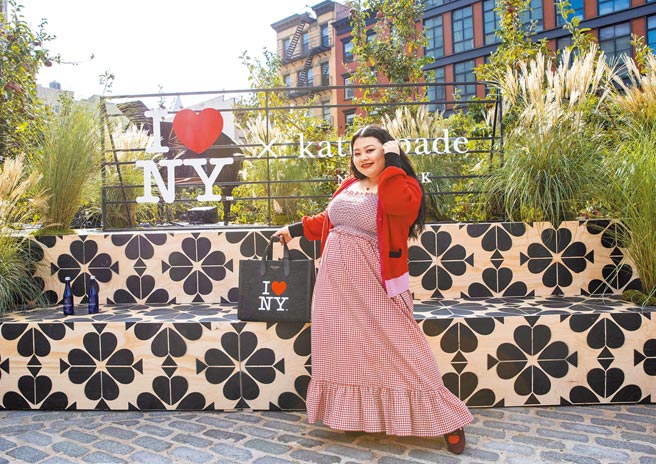 渡边直美以一身可爱的红色系现身纽约时装周，成为话题。（路透）