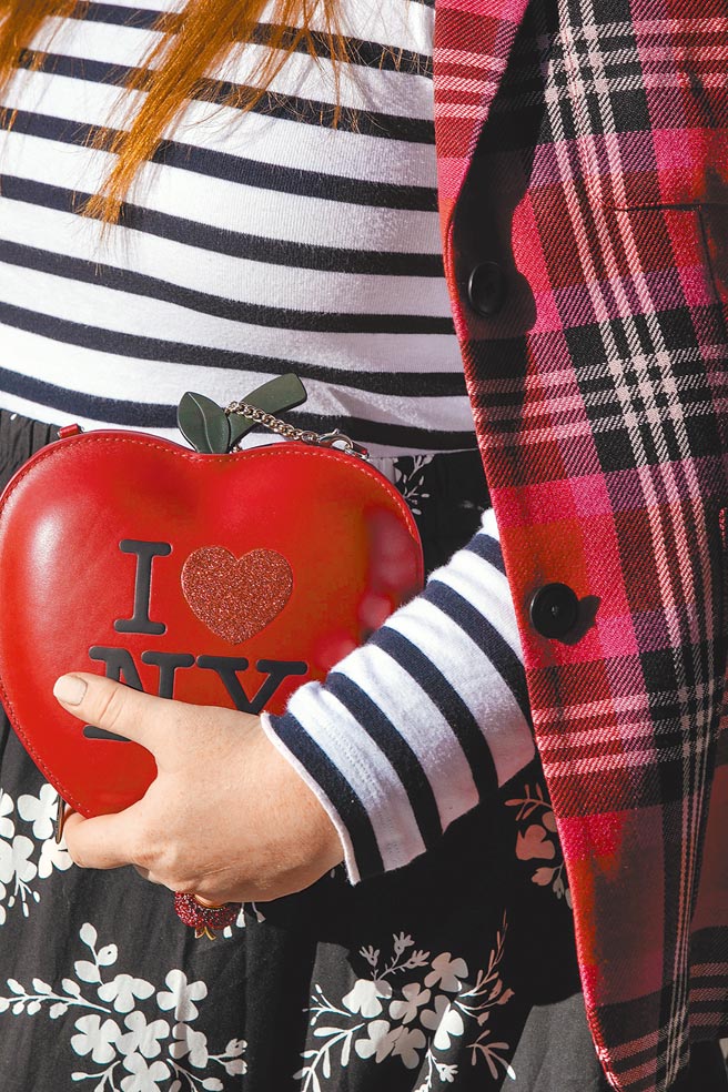 形似苹果形状的小包设计，是Kate Spade本季的重点包款之一。（路透）