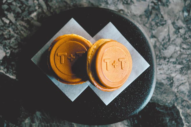 T+T的招牌菜「松露．鴨肝．車輪餅」內餡口感滑順、松露香氣明顯。（T+T提供）