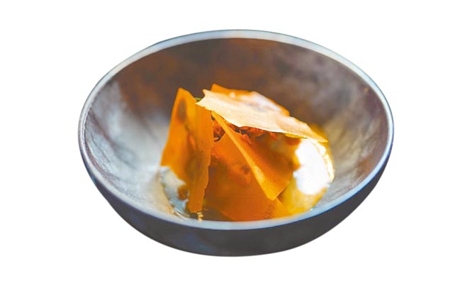 「秋姑｜叻沙｜南瓜」為T+T的新菜，最外層用南瓜泥作的脆片覆蓋。（T+T提供）