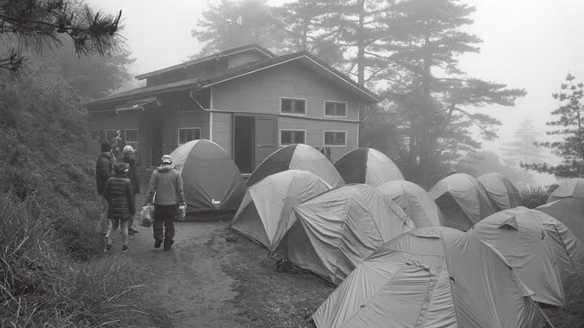 周末连假时期，即使是步行需要三天以上的登山行程同样也是人满为患，山屋和营地不堪负荷，未申请而擅入者亦为常态。摄于新云棱山庄。（奇光出版提供）