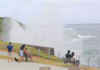 璨樹暴風圈加速逼近！4縣市豪雨特報 蘭嶼「強風告警」