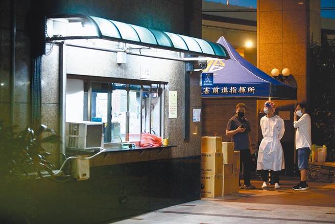 新北板橋幼兒園群聚事件，埃及男所住的社區大樓住戶已入住集中檢疫所，又查出有裝潢工疑出入確診，市府派員在場協助。（鄧博仁攝）