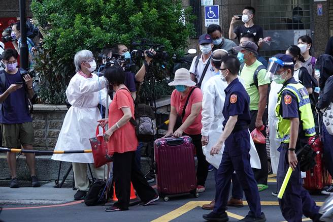 沈政男表示，雙北篩檢萬人皆是陰性，表示雙北防疫已具備一定的強度，但仍要小心，不需要無謂惶恐。圖為新北市某社區大樓清空情況。（圖／記者陳信翰攝影）

