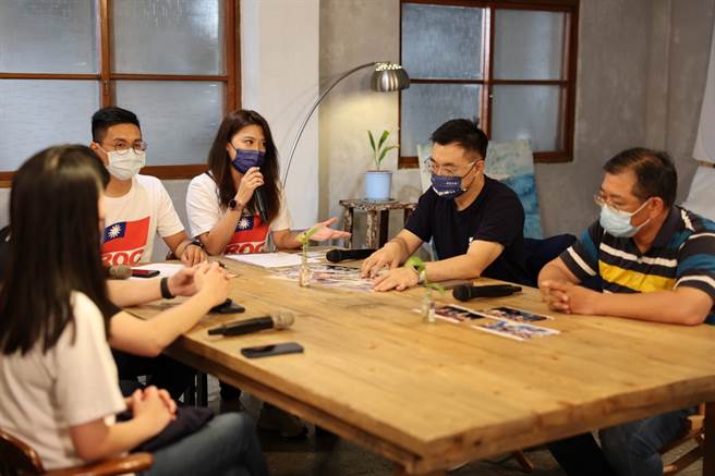 國民黨日前舉辦「年輕人不挺國民黨？還是國民黨不挺年輕人？」沙龍，探討藍綠年輕支持度議題。（圖／取自高為人臉書）