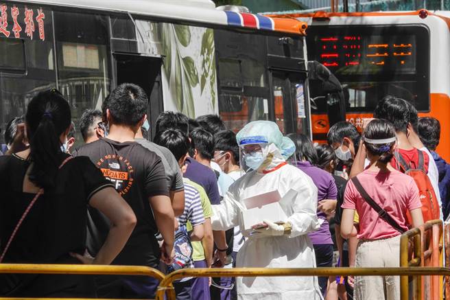 昨日松山区一所国中学生全部被召回学校筛检，该校老师及医护人员在场协助安排学生进入公车改装的行动筛检站採检。（图／记者黄子明摄影）
