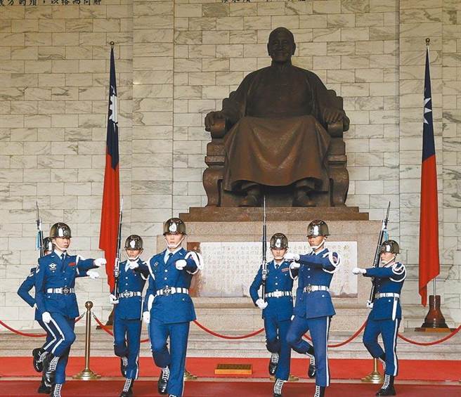 图为中正纪念堂内礼兵交接，吸引眾多游客目光。（图／本报系资料照）