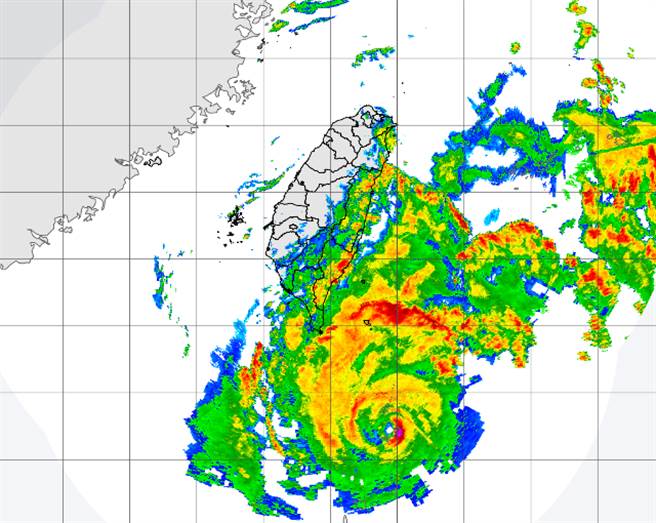 璨樹來勢洶洶，暴風圈將接觸台灣陸地，北上過程中仍有登陸可能。（中央氣象局提供）