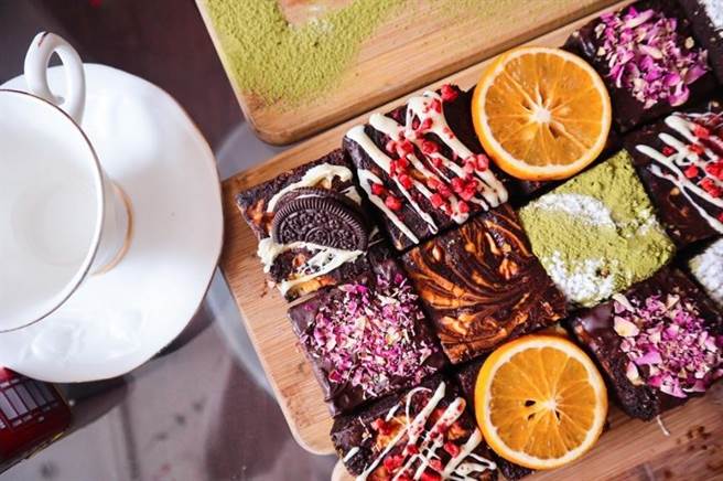 Global Mall环「环球Online」推荐英国奶奶Britshake的「布朗尼4入轻享组」，原价325元，优惠价299元。（Global Mall提供）