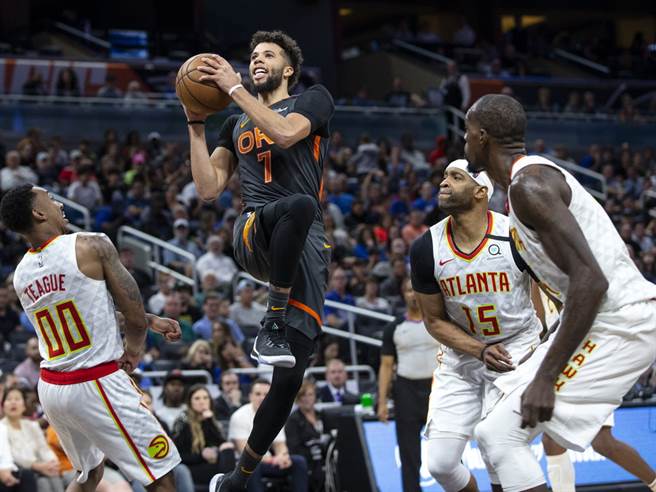 近年伤痛不断的窘境，让卡特威廉斯(中)萌生退意了。(美联社资料照)