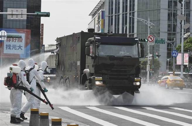 图为化学兵消毒示意图。（图／军闻社提供）