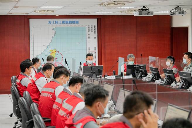 强颱璨树来袭，新竹市府已开设二级灾害应变中心，11日上午举办第一次工作会议。（新竹市府提供／邱立雅竹市传真）