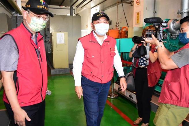 新北市长侯友宜(左2)今至华江抽水站视察璨树颱风防汛工程整备工作时回应，新北对停课有标准作业程序。（新北市消防局提供）