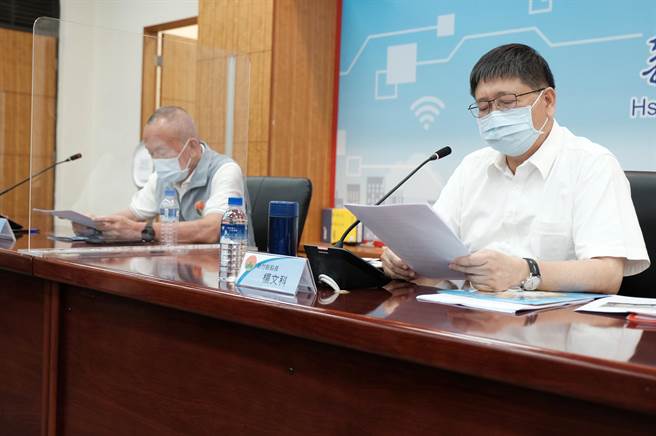 竹竹苗合併升格第七都研商会议，新竹县长杨文科（左）说明会中达成的6项结论。（罗浚滨摄）