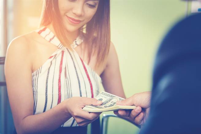 1名女子透过外送平台「代付」服务诈骗外送员，她同时分饰「买家」与「卖家」，等外送员先垫付金额后就失踪，检方已依法起诉。（示意图/Shutterstock提供）