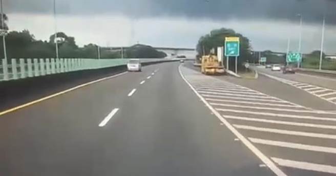 李男驾驶厢型车在国道八号逆向行驶，吓坏用路人。（读者提供／曹婷婷台南传真）