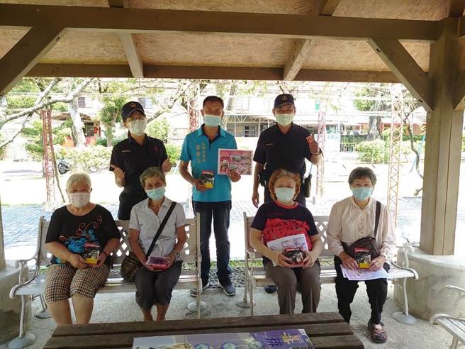 員警特別到基層宣導交通安全，還發送手提露營燈，暖心提醒長者於清晨或夜間外出時應攜帶照明燈、穿著明亮衣物或佩戴反光配件，讓駕駛人看得見你，維護自身安全。（民眾提供／盧金足台中傳真）