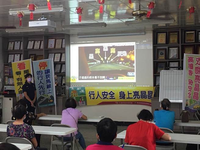 中興分局加強轄內長者交通安全宣導，盼提升長者安全用路觀念，降低交通事故發生，守護長者安全。（民眾提供／盧金足台中傳真）