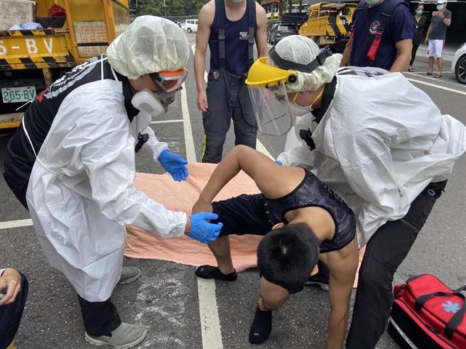 台电工作人员今（11日）上午11时许前往新北市乌来区移除树枝，过程中却不慎遭电线电击。（翻摄）