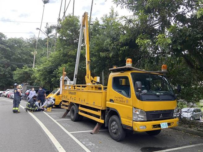 台电工作人员今（11日）上午11时许前往新北市乌来区移除树枝，过程中却不慎遭电线电击。（翻摄）