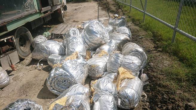 刘姓及许姓男子5日清晨4时许把废风管随意丢弃至五股夏绿地。（新北市环保提供）