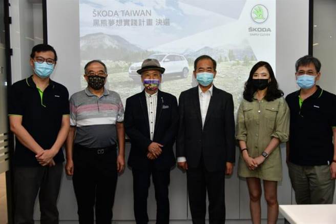 黑熊夢想實踐計畫邀請SKODA經銷商聯誼會長李奎（右三），前台北動物園長葉傑生（左三），台大獸醫系教授劉振軒（左二）及3位SKODA Taiwan主管一起參與評選。（SKODA Taiwan提供）
