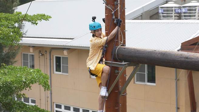 炎亚纶首度挑战野外高空生存游戏。（火星多媒体有限公司提供）