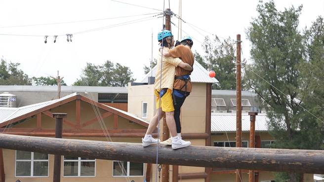 炎亚纶霸气抱住玩家挑战成功。（火星多媒体有限公司提供）