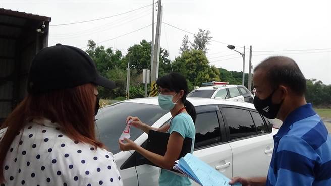 阮女（左）看見執行人員在她的愛車「小鴨」身邊，正要貼上查封封條，趕緊趨前詢問阻止。（彰化分署提供／謝瓊雲彰化傳真）