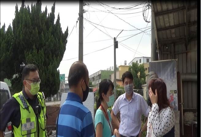 彰化分署執行人員在警方陪同下，向阮女(右)說明因積欠罰單，愛車將被查封拖往保管場。（彰化分署提供／謝瓊雲彰化傳真）