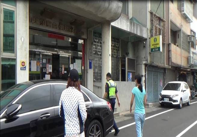 阮女帶著眾人到自家小吃店對面的和美農會，臨櫃匯款繳清罰單欠費。（彰化分署提供／謝瓊雲彰化傳真）