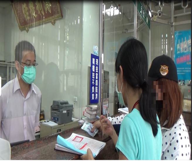 阮女（右）帶著眾人到自家小吃店對面的和美農會，臨櫃匯款繳清罰單欠費。（彰化分署提供／謝瓊雲彰化傳真）