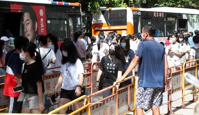 北市松山區某國中確診學生，3名家人PCR檢驗為陰性，羅一鈞表示研判是舊案。（圖／示意圖，記者鄭任南攝影）