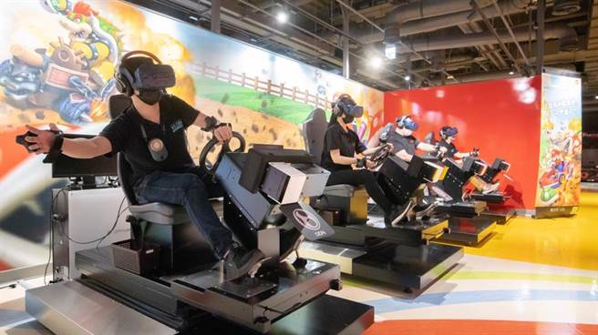 宏匯廣場9樓「VR Zone New Taipei」虛擬實境樂園，9月18日至30日推出「早鳥排隊優惠」，150元超優價，入手2張票21折，每日限定50名；10月底前超級匯會員或聯名卡友現場購票，原價350元、優惠價150元，42折。（宏匯廣場提供）