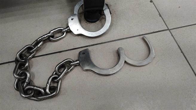 桃园市40岁吕姓送货员去年10月因酒驾值达0.91被逮，在龟山警分局侦查队戒护区内折弯3副脚铐。（赖佑维摄）