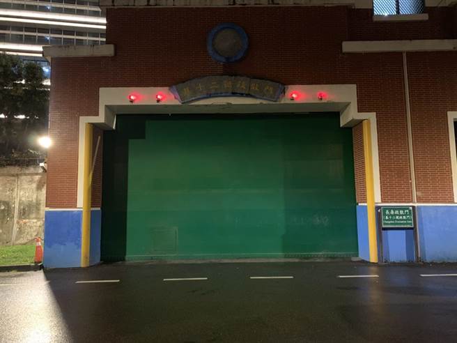 北市府将于今日晚间8时起开始关闭全市河川沿线疏散门及越堤坡道，并拖吊未驶离河川区的车辆。（北市府提供／张颖齐台北传真）