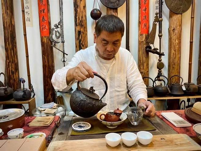 知名茶商「静和堂」梁明宗涉嫌进口仿冒普洱茶，被控违反《商标法》，但士林地检署认为，梁可能欠缺品茗判断真假茶的专业能力，才将假货误认为真货，最后处分不起诉。（取自「贯致駺」脸书）