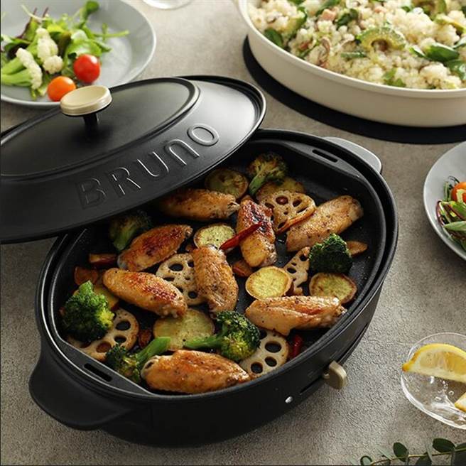 Metis的BRUNO多功能椭圆电烤盘 BOE053 三件组，原价8800元，乐天市场特价7099元。（乐天市场提供）