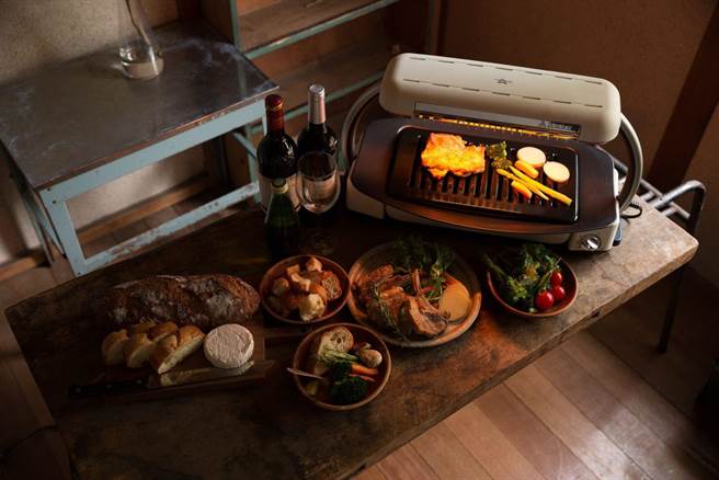 Metis的Aladdin 阿拉丁远红外线 无烟烤肉机 AEG-G13A，原价1万8500元，乐天市场特价8433元。（乐天市场提供）