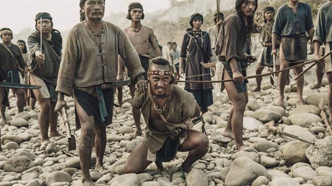 《斯卡羅》演員余竺儒（中）。（公視提供）　